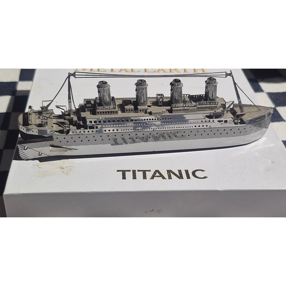 Metal Earth RMS Titanic 3D Laser Cut Steel‎ Model Assembled Silver titanic Ship